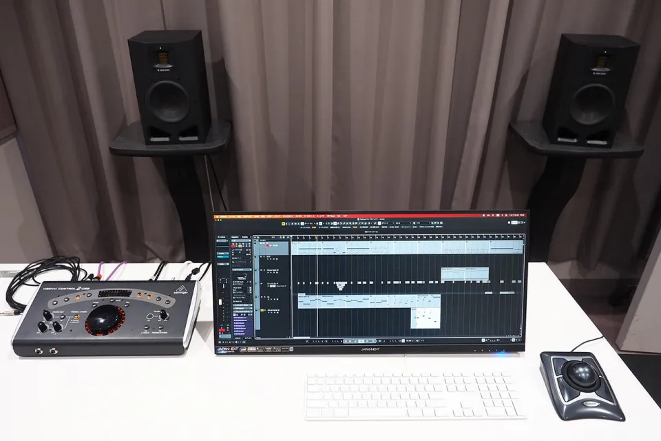 DTMソフトが起動している状態のモニター、コントローラー、スピーカーなどDTM機材が設置されている画像