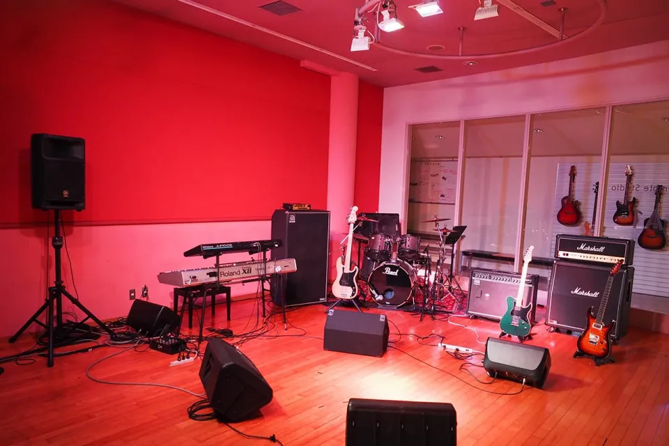 グランドピアノやドラムセットなど大型の楽器や機器が設置された室内