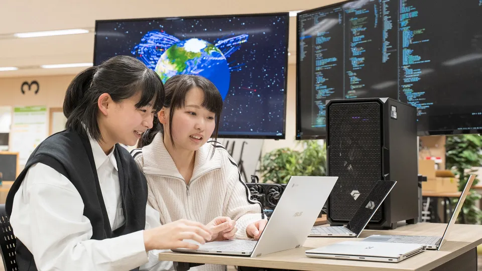 セキュリティを南京錠で表現した作業中のイラスト