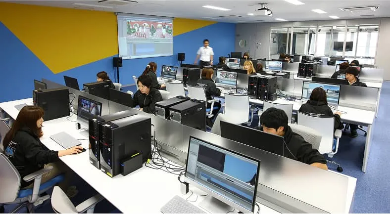 様々な機材が並んでいる副調整室