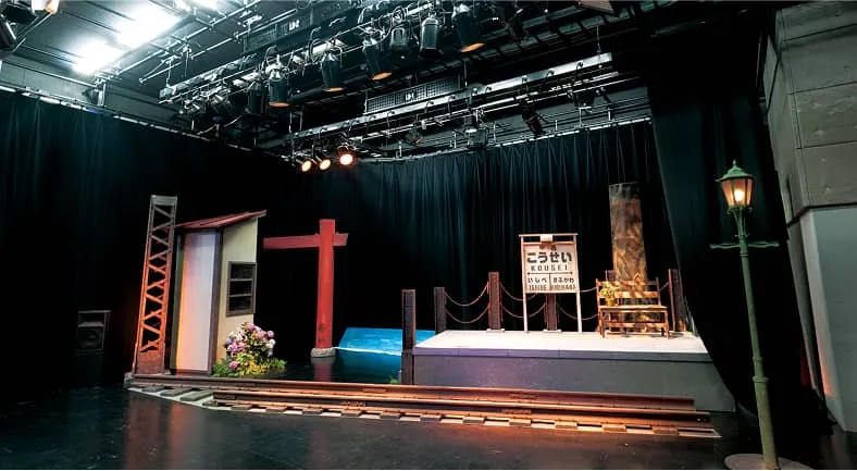 様々な機材が並んでいる副調整室