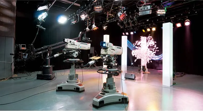 様々な機材が並んでいる副調整室