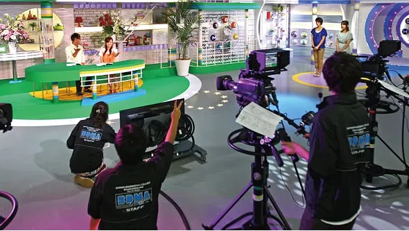 様々な機材が並んでいる副調整室