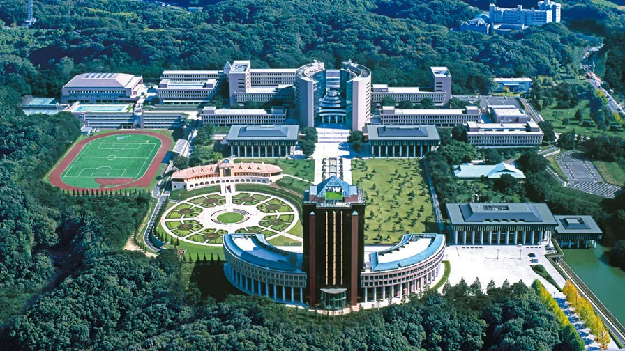 緑に囲まれた広大なキャンパス