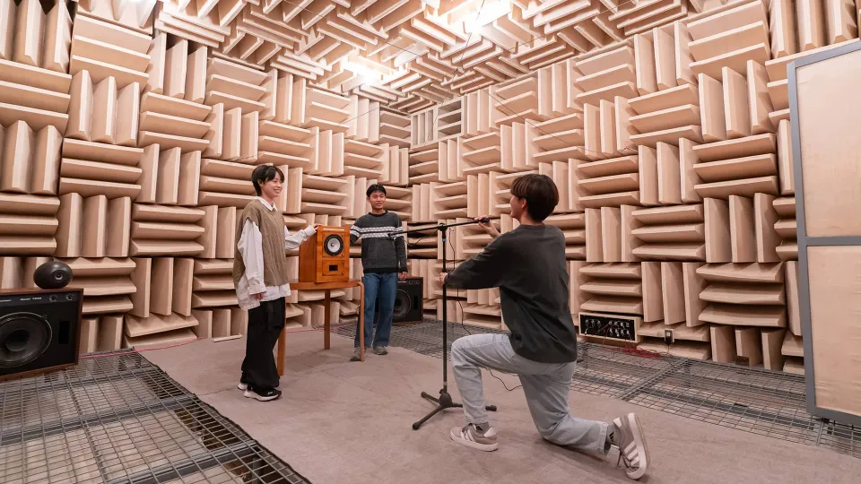 壁、天井、床が特殊な構造の室内で測定の授業を行う風景