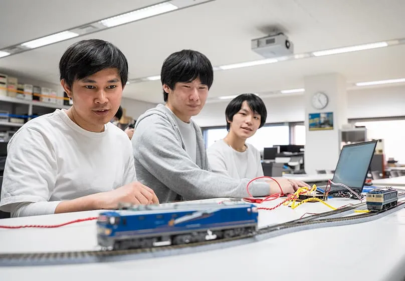 工具を使って配線している実習中の風景