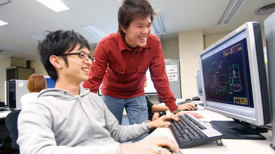 固定された出力デバイスのアームをペンを持つようにして実際に使用している様子