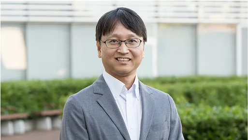 学生グループがスマートフォンやパソコンを使用する様子