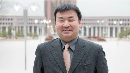 学生グループがスマートフォンやパソコンを使用する様子