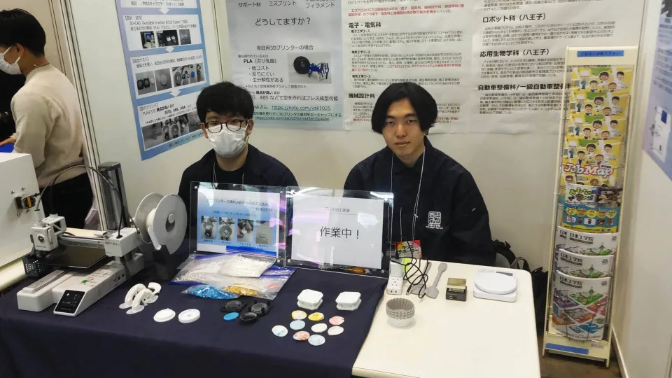 学生たちが話を聞いている様子