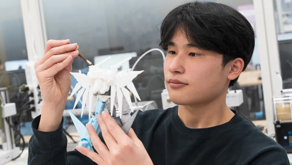 プラスチックモデルを制作する学生