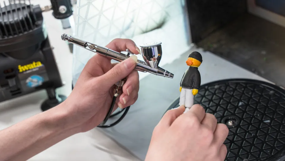 列車の模型を配置する学生