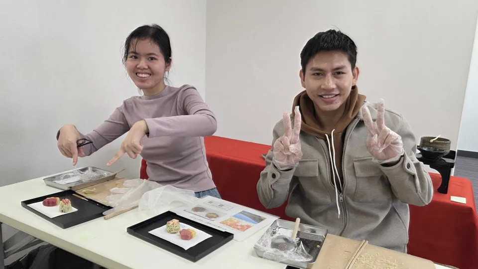 和菓子作りの研修を楽しそうに体験している学生ふたり