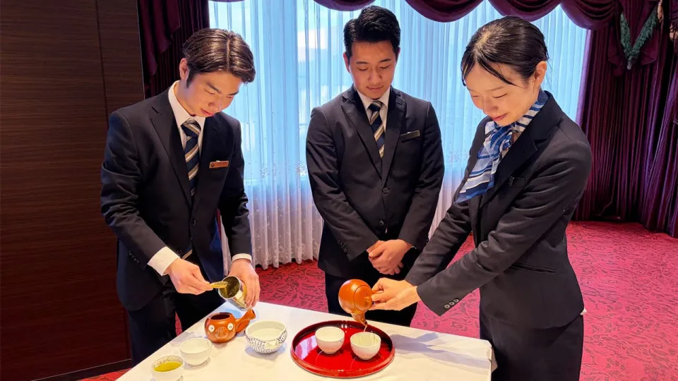 丁寧に日本茶を淹れる学生たち