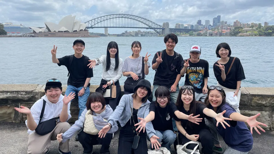 オーストラリアの海とオペラハウスをバックに記念撮影