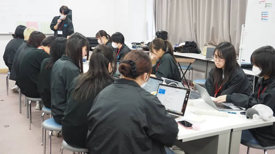 学生たちが企画会議に参加する様子