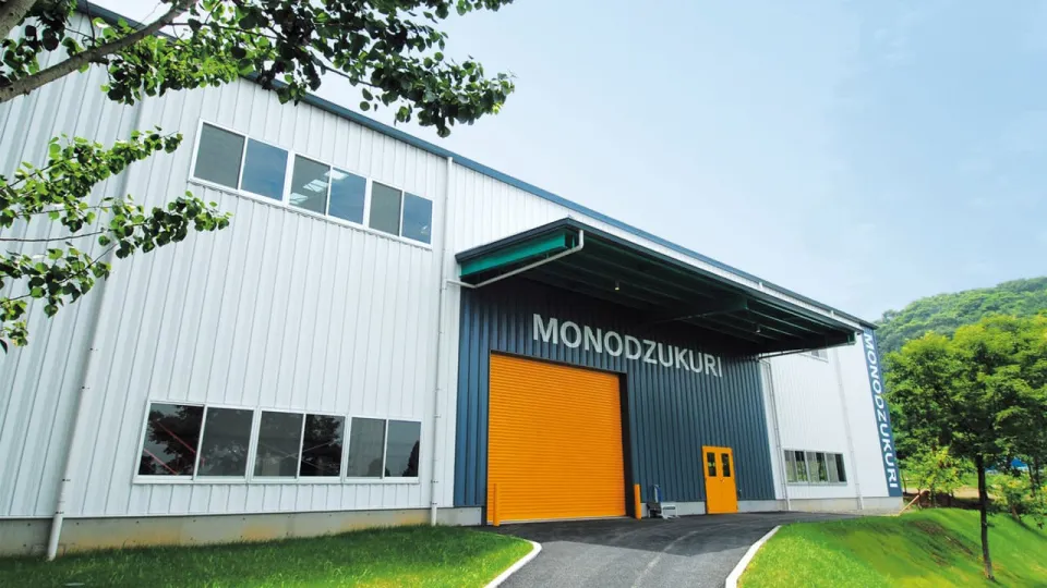 学生が生垣を剪定している様子