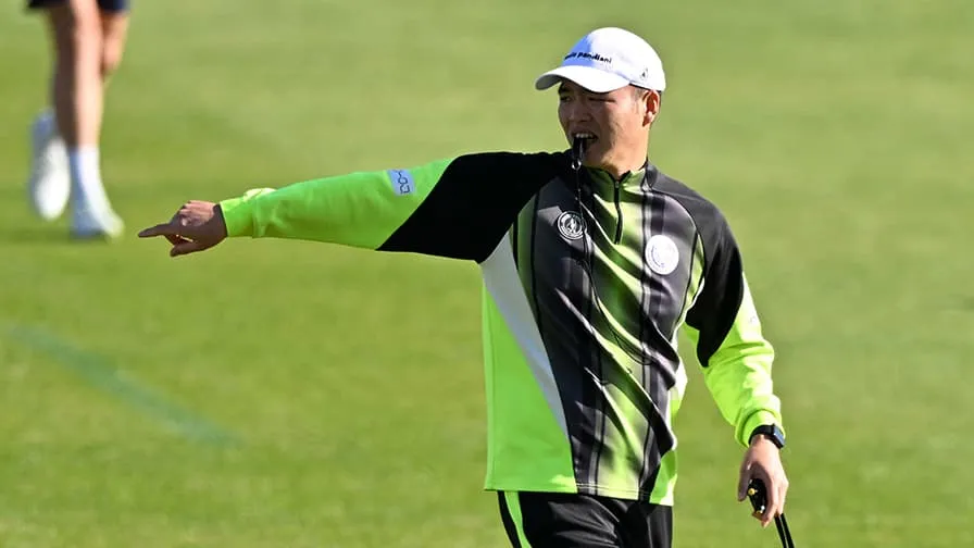 うつ伏せになっている人に施術をする学生と、指導している講師の様子