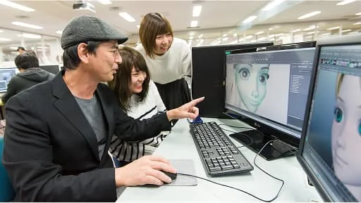 生徒に指導している糸数 弘樹先生