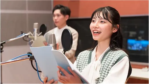 台本を持ちながらマイクに向かう学生