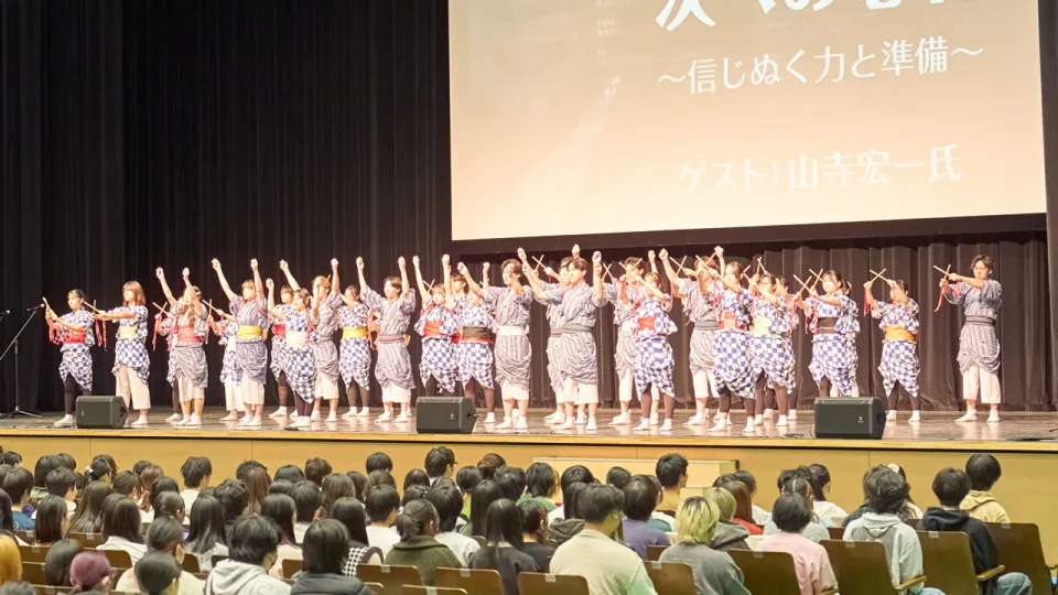 声優・演劇科の学生による『わっしょい』『外郎売』のパフォーマンス