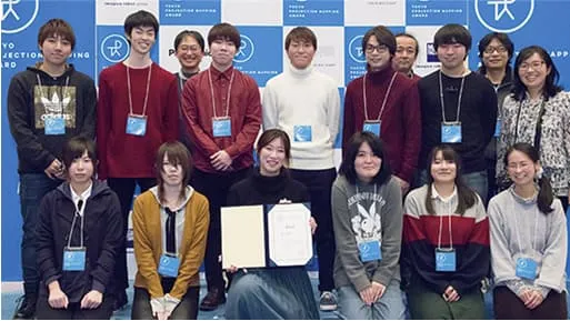 受賞した学生たちが記念撮影をしている様子