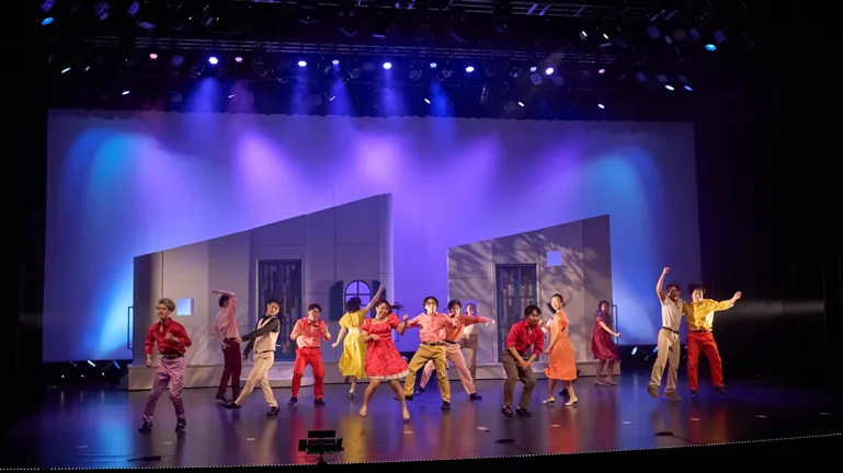 舞台上でダンスをしている学生たち