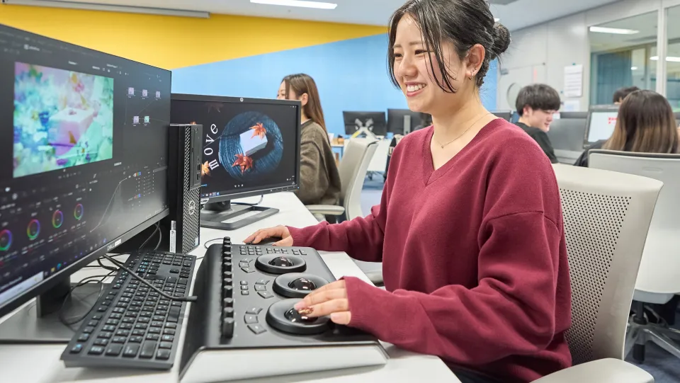 ITスペシャリスト科を例に挙げた、日本工学院と他大学の座学と実習の比率を表した、2つの円グラフによる実習量の比較画像