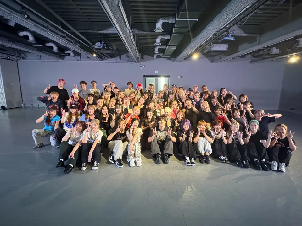 海外研修先の屋外で整列しポーズをとる学生たち