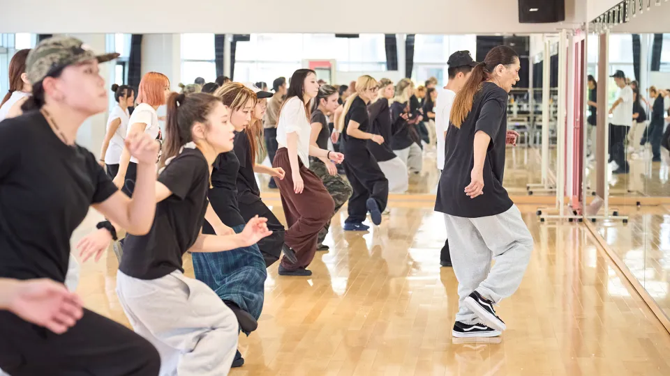 鏡に向かって学生たちとレッスンを行うSAM先生