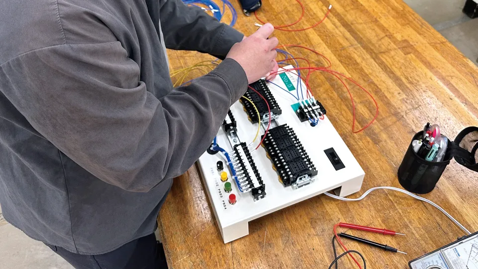 電⼦・電気科 授業風景