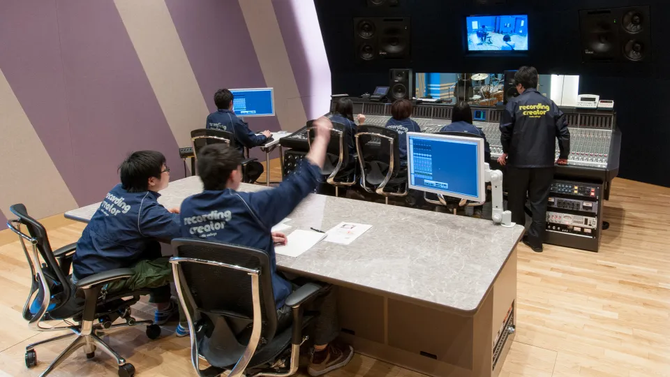 アーティストのレコーディングをする学生たち