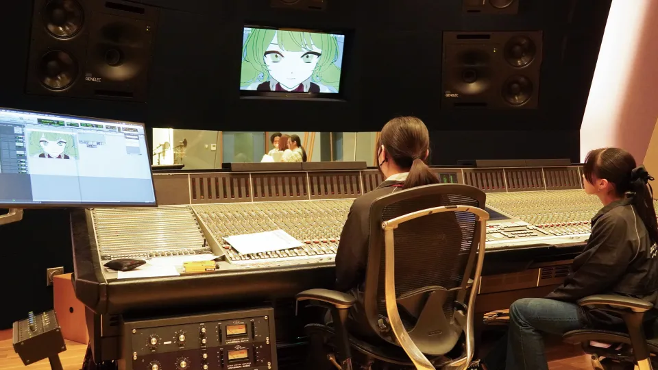 映像にあわせてプロの声優の声を録音してアフレコ体験する学生
