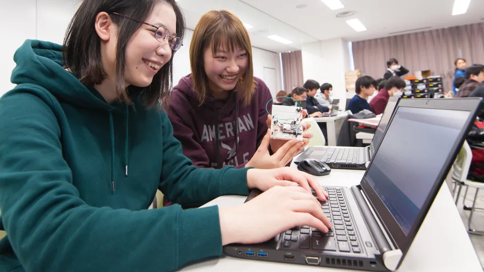 学生2人がノートPCを利用して、セキュリティ系の授業で学んでいる