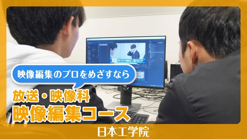 学生が屋外でドローンを操作している様子