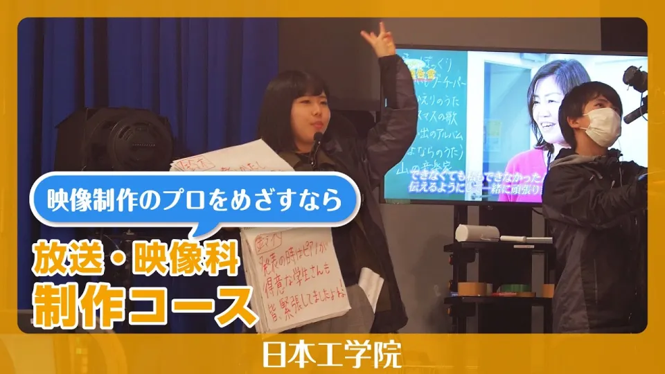 学生が屋外でドローンを操作している様子