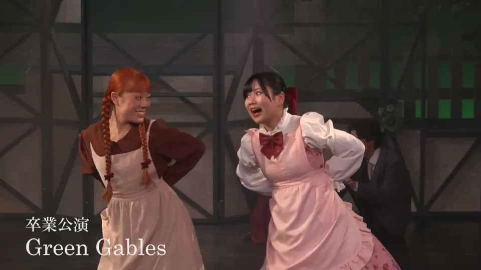 舞台上でダンスをしている学生たち