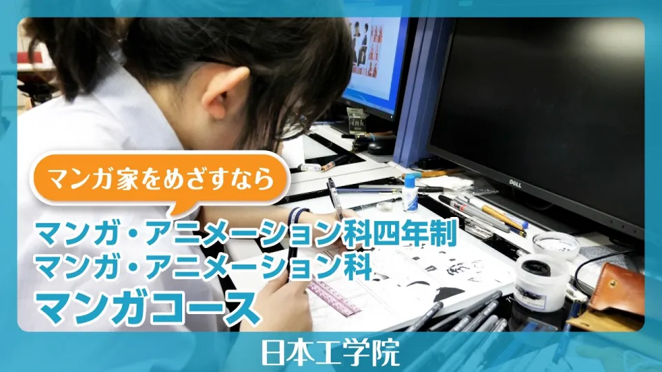 デッサン室で制作に取り組む学生たち