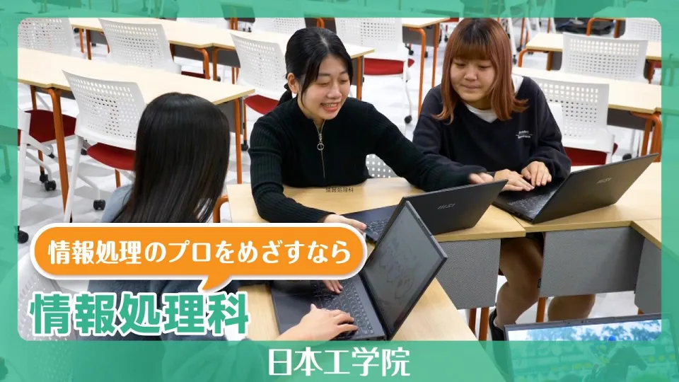 屋外で笑顔で話す講師