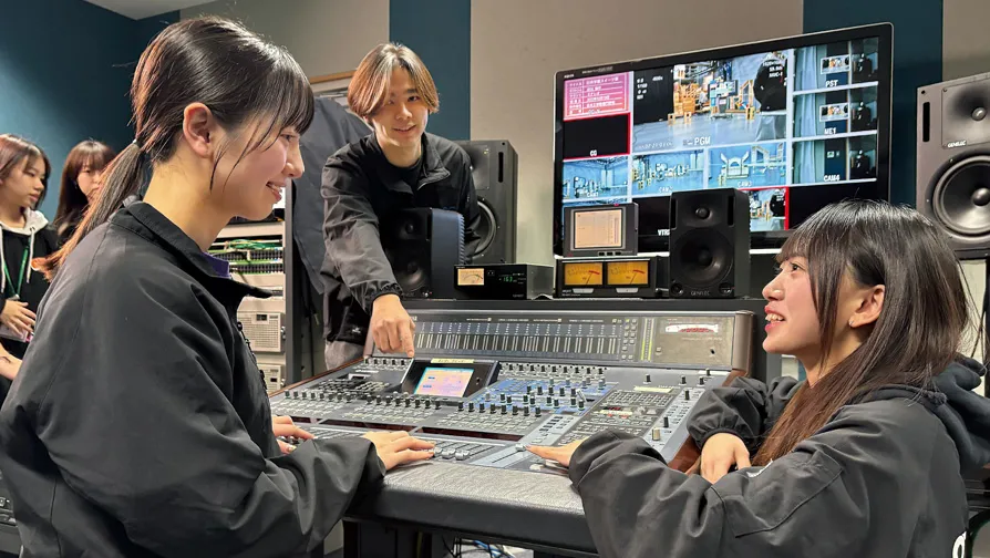 MAミキサーの仕事を体験する学生