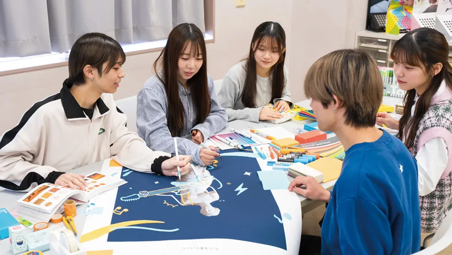 デザインについて話し合う生徒たち