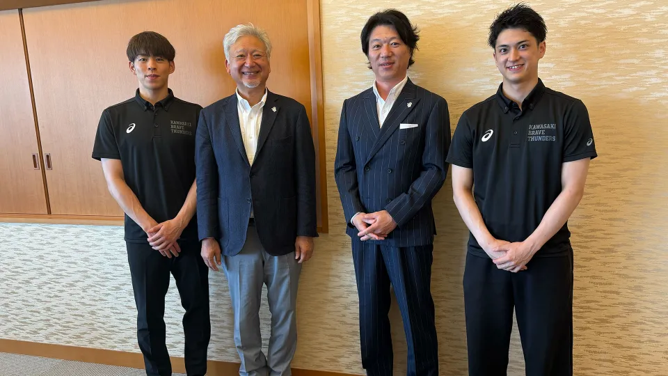 飯田遼選手、米須玲音選手と学園関係者の集合写真