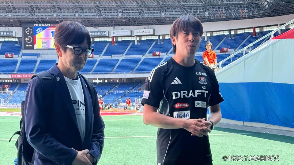 横浜F･マリノス 主務 山崎慎さん（写真右）