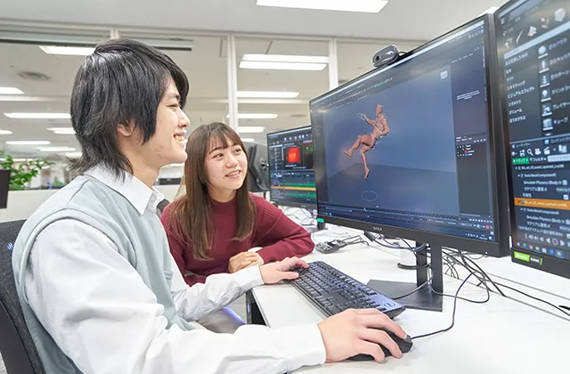 学生が授業でプロ用CG制作ソフトを使い、CG映像制作を行なっている