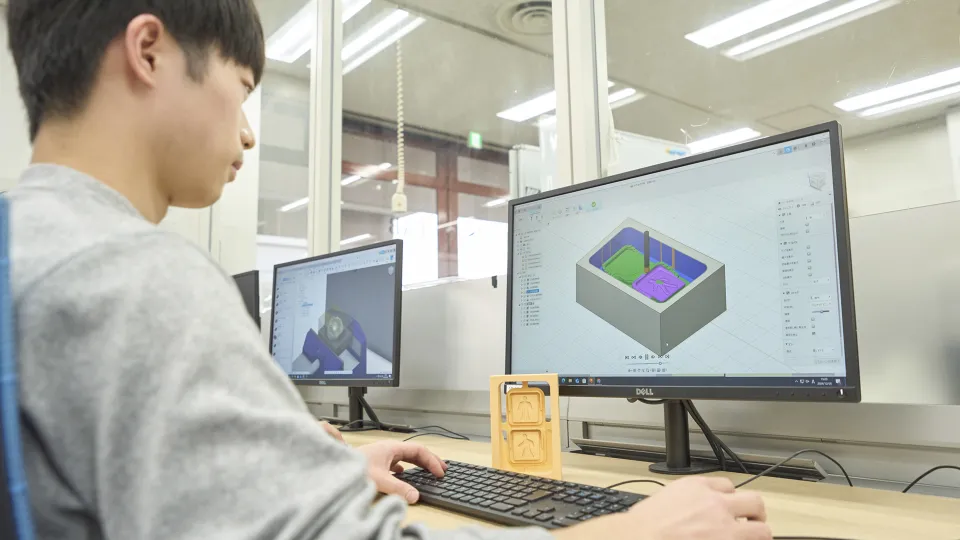 パソコンで３DCADを制作をする学生