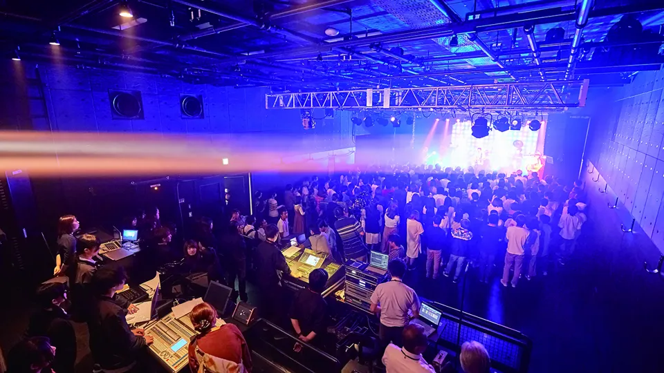 斜俯瞰から見た盛り上がるライブ会場の様子