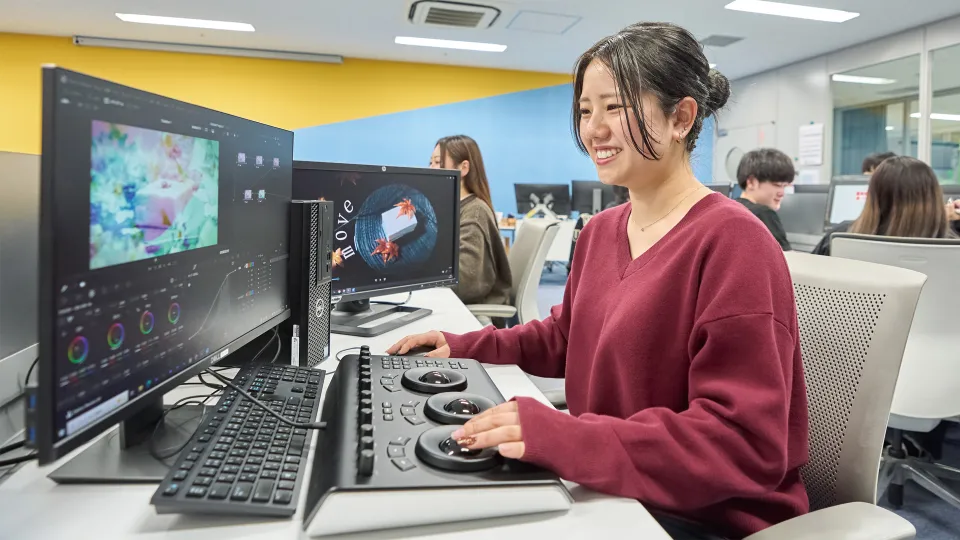 PCと映像制作ソフトを使って作品制作をする学生