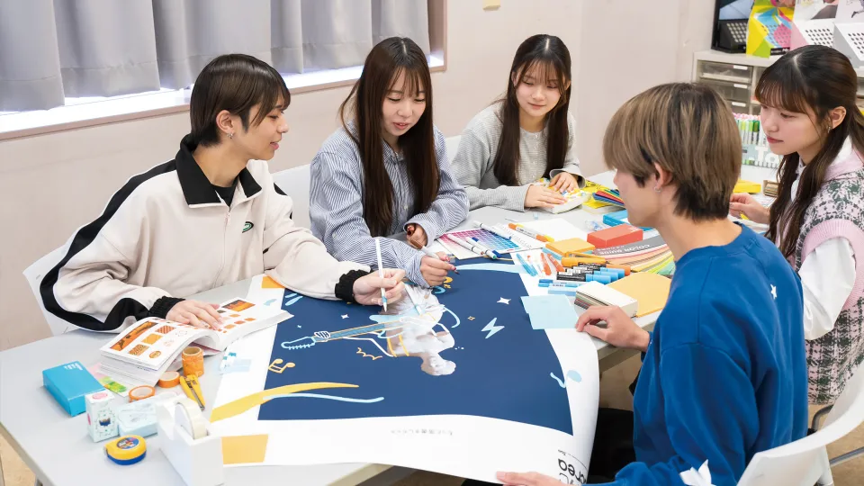 デザイン科グラフィックデザイン専攻学生授業風景