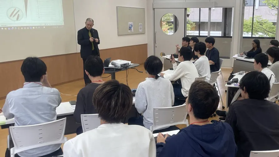 プレゼンテーション方法について学生たちに説明をするバンダイナムコアミューズメントラボ開発担当者