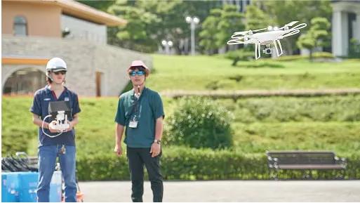 学生が屋外でドローンを操作している様子